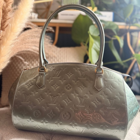 Louis Vuitton Sherwood GM in Gorgeous Givre Vernis - Picture 4 of 17
